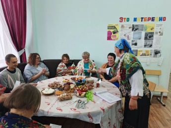 На Покров день платок надень